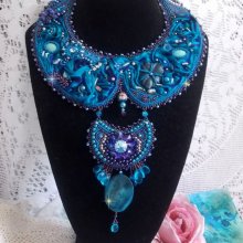 Collier plastron Bleu Royal Haute-Couture brodé avec un ruban de soie Purple et Bleu Canard, des cristaux et des perles diverses 